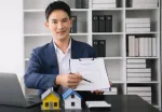  Corretor de imóveis assinando contrato com taxa de administração imobiliária.