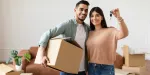 Casal levando mudança para seu novo apartamento alugado.
