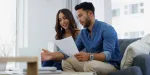 Jovem casal tirando dúvidas sobre compra de apartamento através de uma consultoria de imóveis.