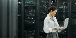 Corretora de imóveis fazendo pesquisa sobre data centers em seu computador.