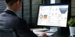 Corretor imobiliário pesquisando sobre qual o melhor CRM imobiliário para o seu negócio.