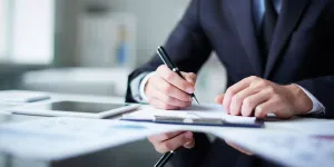 Entenda o que é cláusula resolutiva e como colocar em um contrato